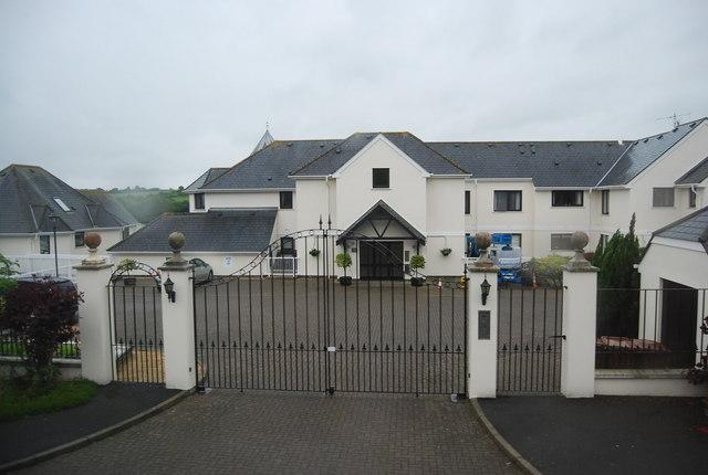 Exploring ​the Benefits of ⁢Living‍ in‍ a Gated Estate‍ Community