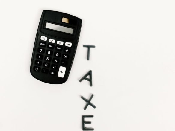 Infographic on Capital Gains Tax in Kenya: calculation, deductions, and valuation guide.